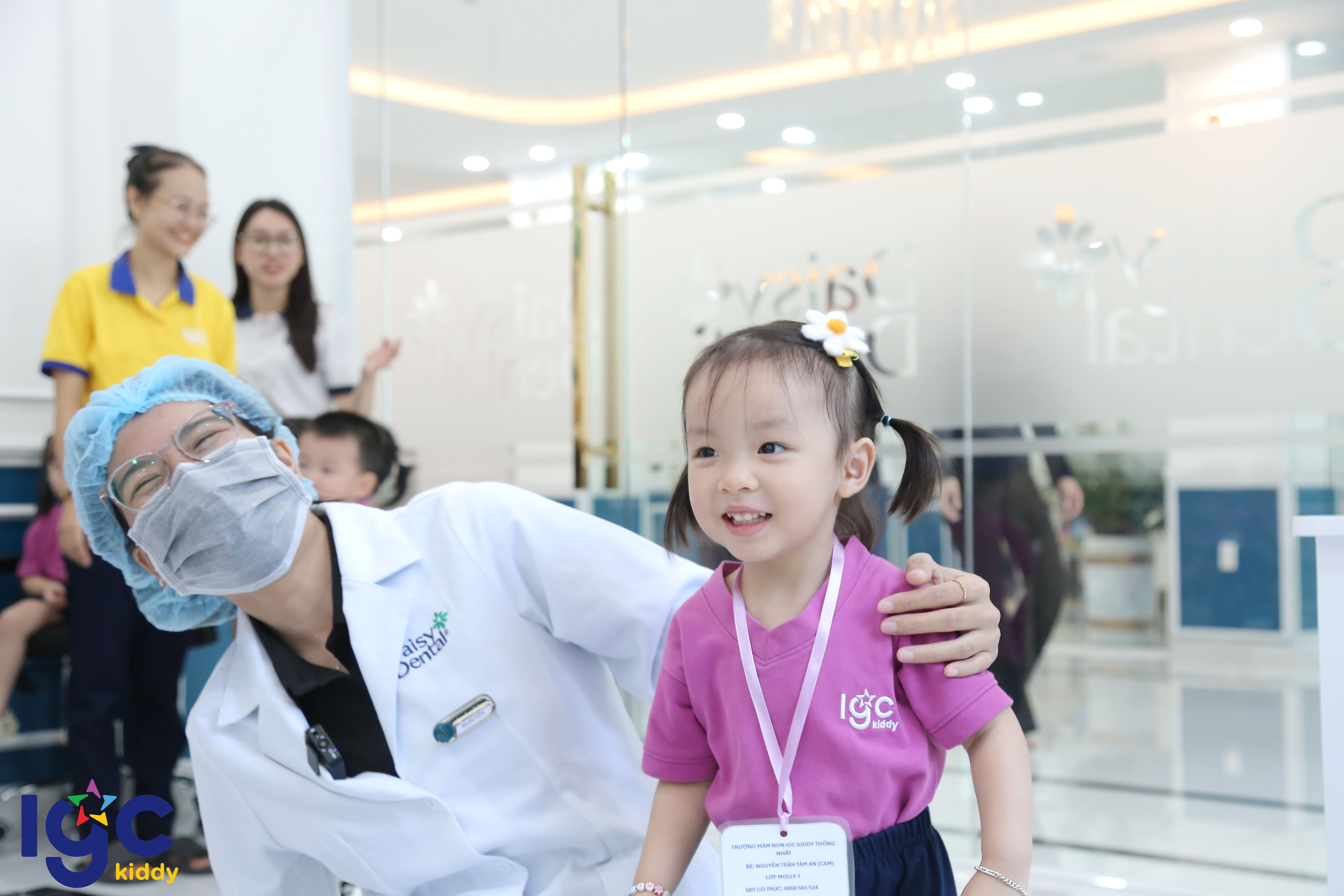 BÉ THAM QUAN NƠI CHĂM SÓC SỨC KHỎE RĂNG MIỆNG & GẶP GỠ BÁC SĨ NHA KHOA