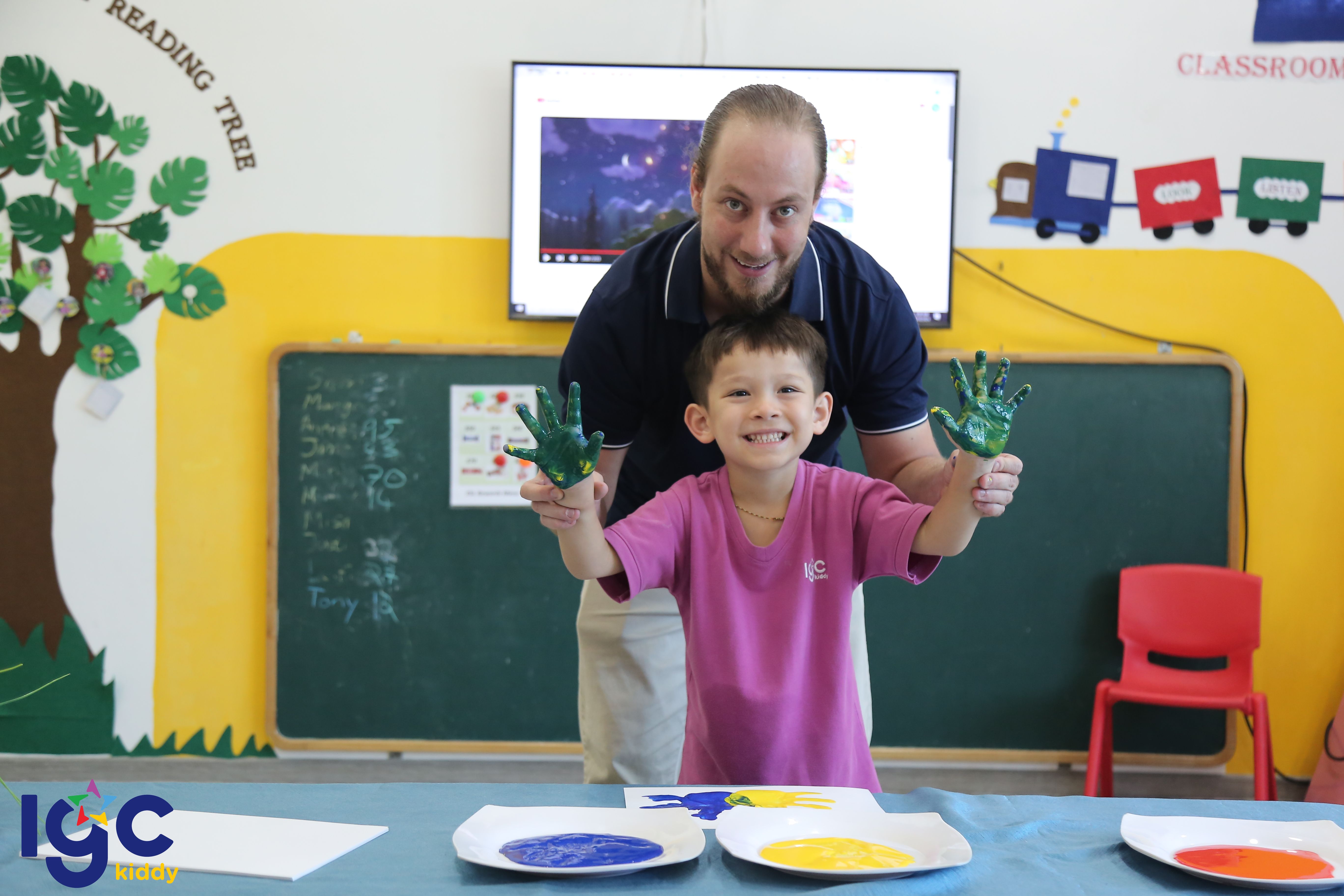 BÀN TAY NHỎ VÀ THẾ GIỚI MÀU SẮC