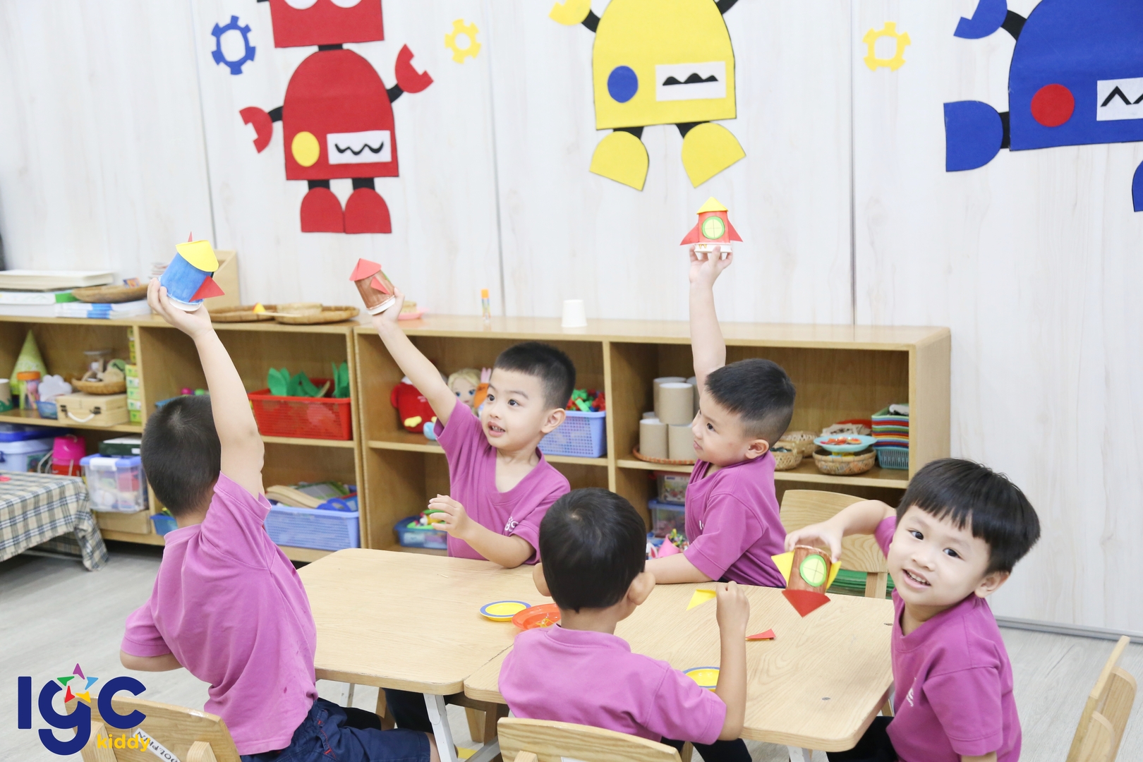 BÉ CHẾ TẠO TÊN LỬA CỐC GIẤY ĐÁNG YÊU